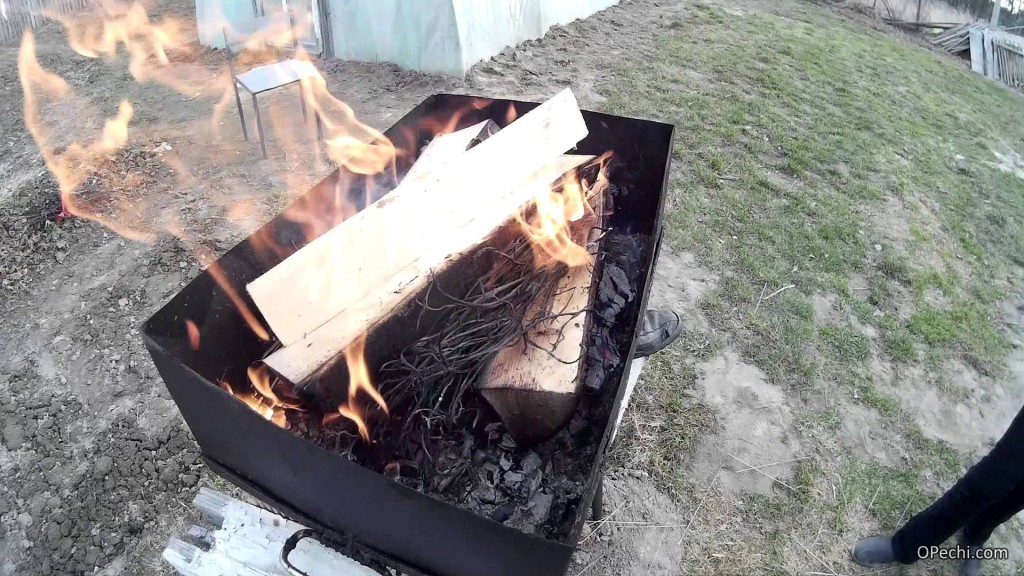 Разжигание дров в мангале